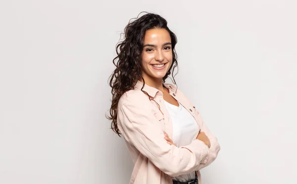 Bonita Joven Sonriendo Cámara Con Los Brazos Cruzados Una Expresión — Foto de Stock