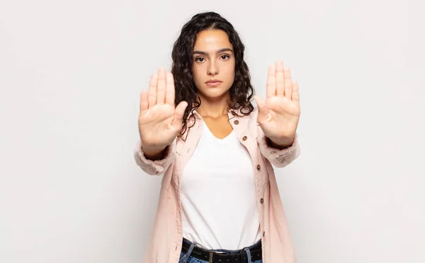 真面目で不幸で怒り狂った若い女性は入場を禁止するか両手を広げて立ち止まると言います — ストック写真