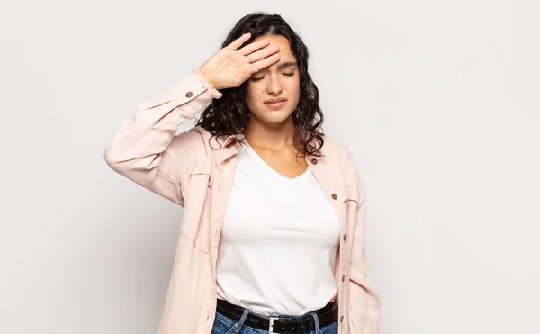 Jovem Bonita Olhando Estressado Cansado Frustrado Secando Suor Fora Testa — Fotografia de Stock