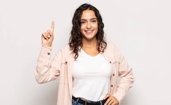 Bonita Joven Sonriendo Alegre Felizmente Apuntando Hacia Arriba Con Una —  Fotos de Stock