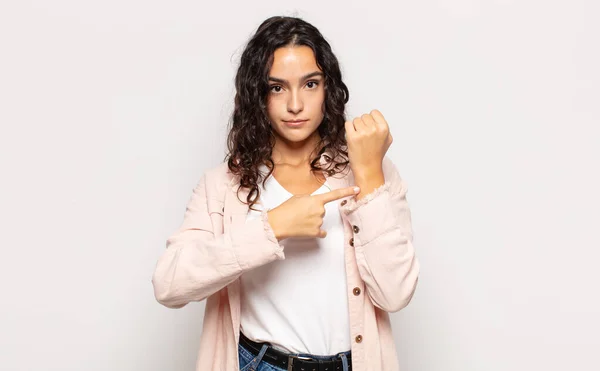 Mujer Joven Bonita Mirando Impaciente Enojado Señalando Guardia Pidiendo Puntualidad —  Fotos de Stock