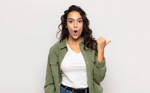 Bella Giovane Donna Guardando Stupito Nella Incredulità Indicando Oggetto Sul — Foto Stock