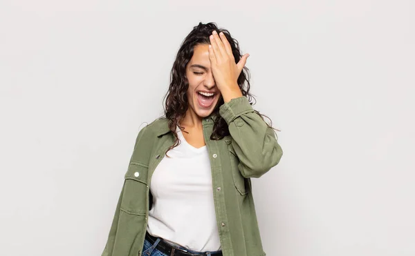 Güzel Genç Bir Kadın Gülüyor Alnına Şaplak Atıyor Unuttum Aptalca — Stok fotoğraf