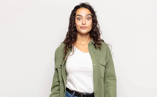 Bonita Jovem Mulher Olhando Pateta Engraçado Com Uma Expressão Olhos — Fotografia de Stock