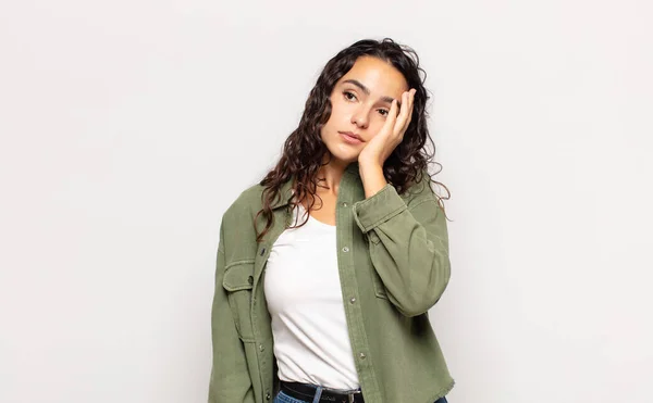 Mooie Jonge Vrouw Voelt Zich Verveeld Gefrustreerd Slaperig Een Vermoeiende — Stockfoto