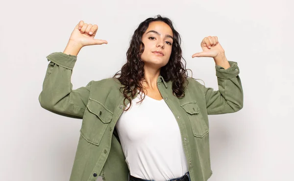 Mulher Muito Jovem Sentindo Orgulhoso Arrogante Confiante Olhando Satisfeito Bem — Fotografia de Stock