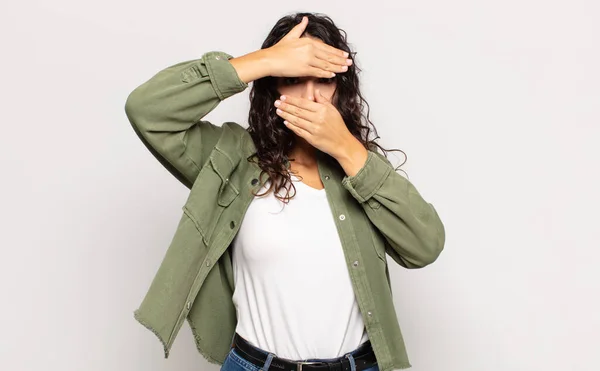 Jolie Jeune Femme Couvrant Visage Avec Les Deux Mains Disant — Photo