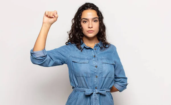 Hübsche Junge Frau Die Sich Ernst Stark Und Rebellisch Fühlt — Stockfoto