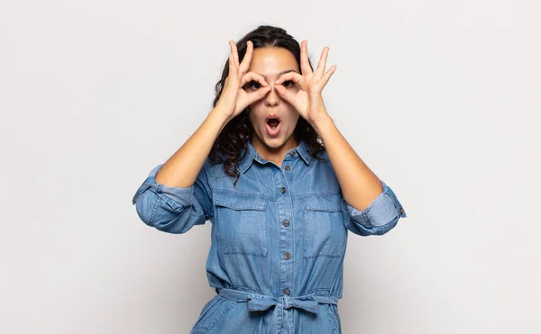 Mulher Muito Jovem Sentindo Chocado Surpreso Surpreso Segurando Óculos Com — Fotografia de Stock