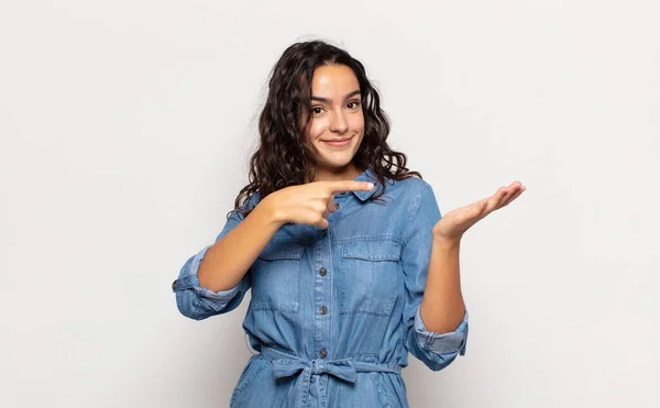 Hübsche Junge Frau Lächelt Fröhlich Und Zeigt Auf Den Platz — Stockfoto