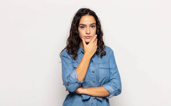 Bonita Jovem Mulher Olhando Sério Pensativo Desconfiado Com Braço Cruzado — Fotografia de Stock