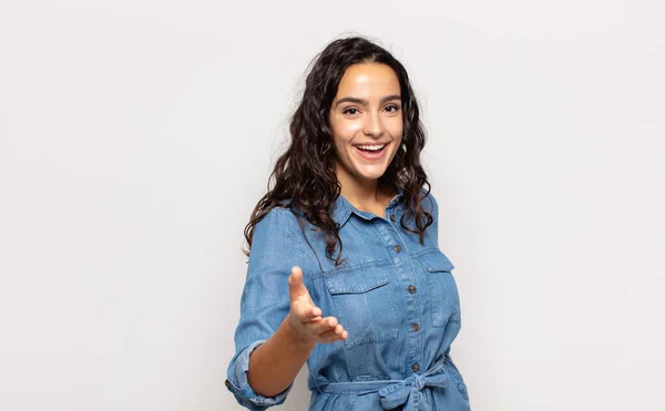 Bonita Jovem Mulher Sorrindo Olhando Feliz Confiante Amigável Oferecendo Aperto — Fotografia de Stock