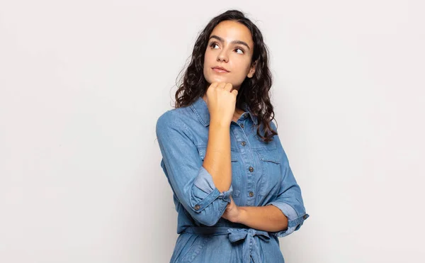 Mooie Jonge Vrouw Die Zich Bedachtzaam Voelt Zich Afvraagt Verbeeldt — Stockfoto