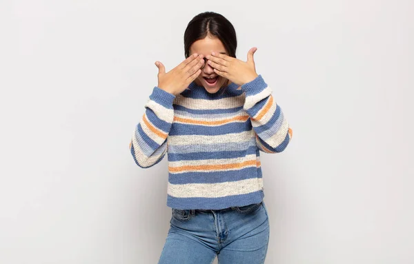 Bela Jovem Mulher Sorrindo Sentindo Feliz Cobrindo Olhos Com Ambas — Fotografia de Stock