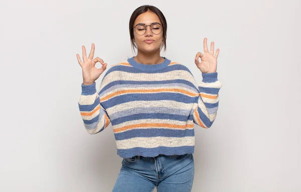 Mooie Jonge Vrouw Kijken Geconcentreerd Mediteren Gevoel Tevreden Ontspannen Denken — Stockfoto