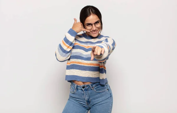 Pretty Young Woman Smiling Cheerfully Pointing Camera While Making Call — Stock Photo, Image