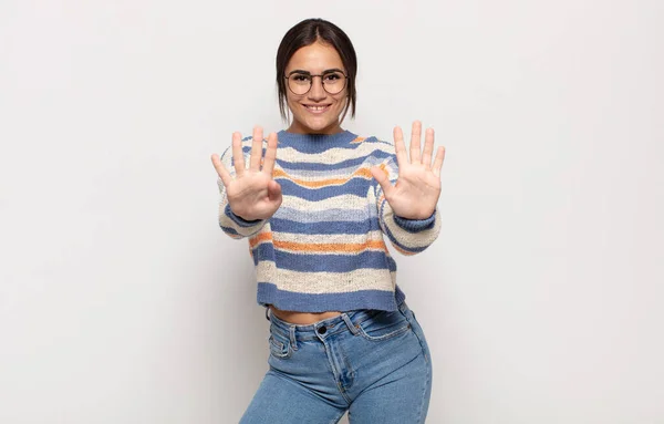 Mooie Jonge Vrouw Glimlachen Kijken Vriendelijk Tonen Nummer Negen Negende — Stockfoto