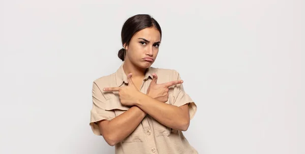 Mooie Jonge Vrouw Kijken Verbaasd Verward Onzeker Wijzen Tegengestelde Richtingen — Stockfoto