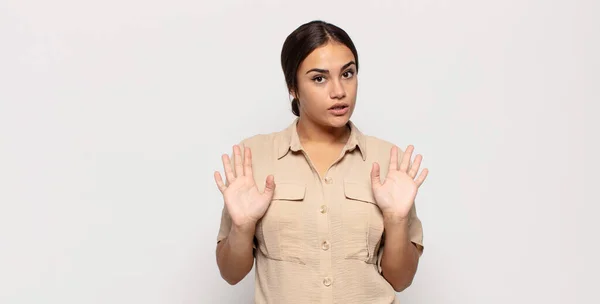 Mooie Jonge Vrouw Kijken Nerveus Angstig Bezorgd Zeggen Niet Mijn — Stockfoto