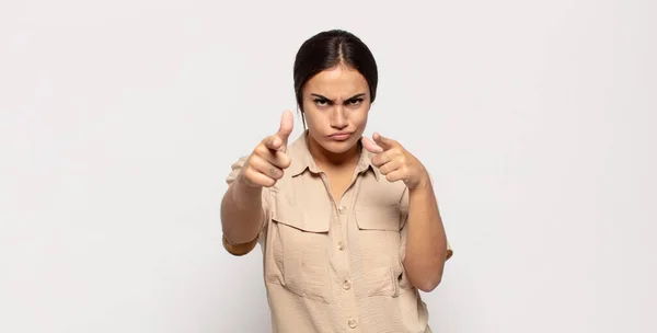 Hübsche Junge Frau Zeigt Mit Beiden Fingern Und Wütendem Gesichtsausdruck — Stockfoto
