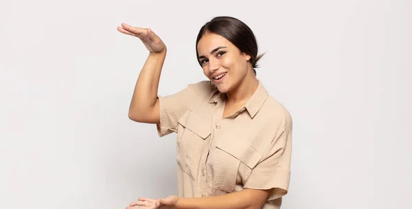 Bonita Jovem Segurando Objeto Com Ambas Mãos Espaço Cópia Lateral — Fotografia de Stock