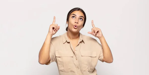 Jovem Bonita Sentindo Impressionado Boca Aberta Apontando Para Cima Com — Fotografia de Stock