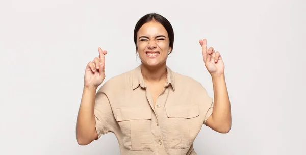 Bonita Jovem Mulher Sorrindo Ansiosamente Cruzando Ambos Dedos Sentindo Preocupado — Fotografia de Stock