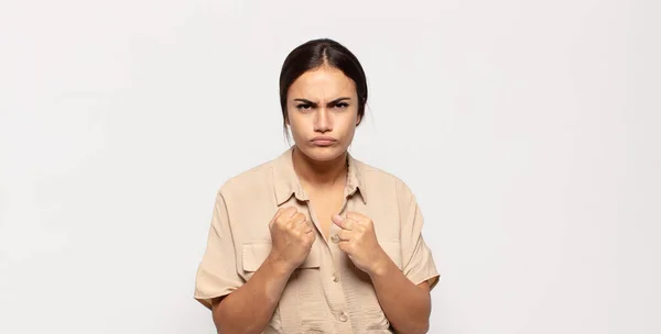 Mooie Jonge Vrouw Zoek Zelfverzekerd Boos Sterk Agressief Met Vuisten — Stockfoto