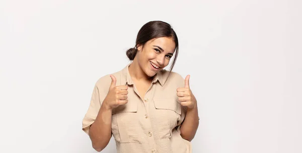 Hübsche Junge Frau Lächelt Breit Und Sieht Glücklich Positiv Zuversichtlich — Stockfoto