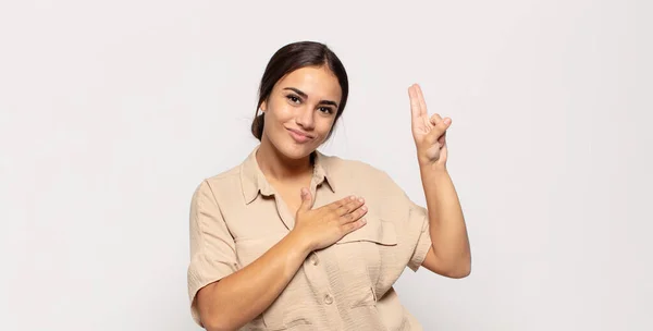 Bella Giovane Donna Guardando Felice Fiducioso Affidabile Sorridente Mostrando Segno — Foto Stock