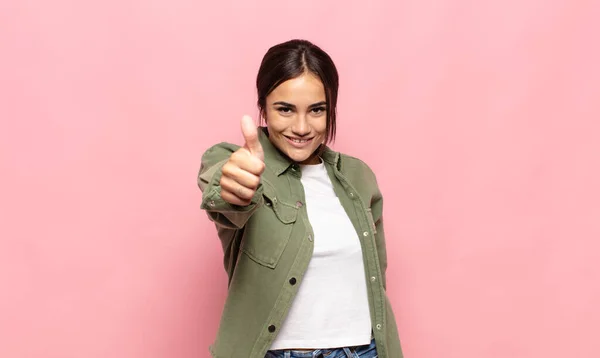 Bonita Joven Sintiéndose Orgullosa Despreocupada Segura Feliz Sonriendo Positivamente Con —  Fotos de Stock