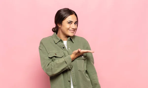 Muito Jovem Mulher Sorrindo Alegremente Sentindo Feliz Mostrando Conceito Espaço — Fotografia de Stock