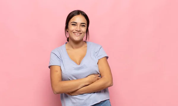 Bonita Joven Que Parece Una Feliz Orgullosa Satisfecha Triunfadora Sonriendo — Foto de Stock