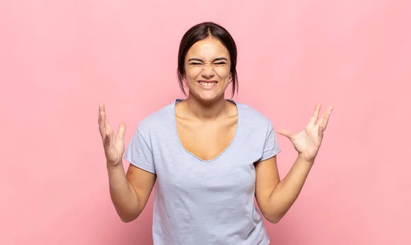 Mujer Joven Bonita Gritando Furiosamente Sintiéndose Estresada Molesta Con Las — Foto de Stock