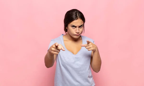 Mujer Joven Bonita Apuntando Hacia Delante Cámara Con Ambos Dedos — Foto de Stock