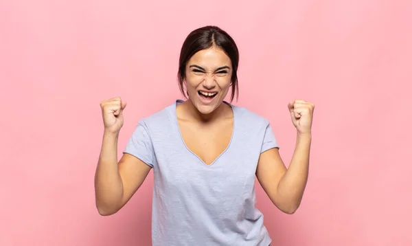 Mooie Jonge Vrouw Voelt Zich Gelukkig Verrast Trots Schreeuwen Vieren — Stockfoto