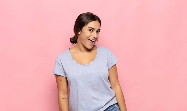 Jovem Bonita Com Grande Amigável Sorriso Despreocupado Olhando Positivo Relaxado — Fotografia de Stock