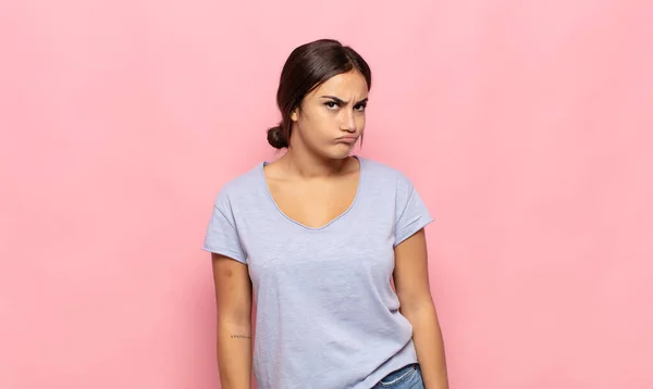 Bella Giovane Donna Guardando Perplesso Confuso Chiedendo Cercando Risolvere Problema — Foto Stock