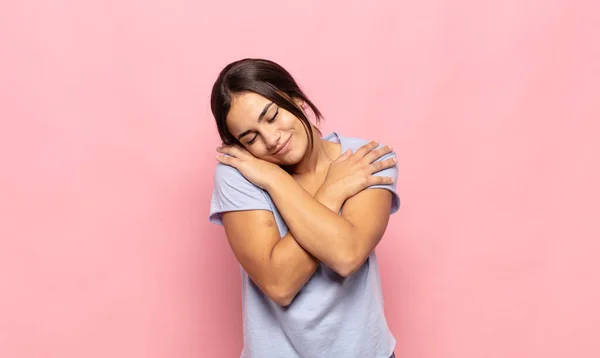 抱っこ 抱きかかえ 独身でいること 利己的で優美であること — ストック写真