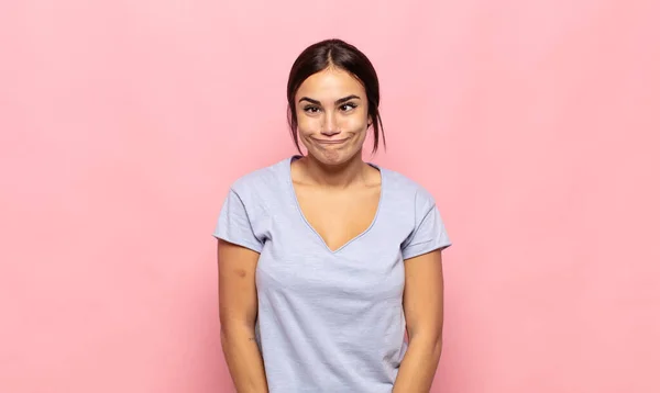 Bonita Jovem Mulher Olhando Pateta Engraçado Com Uma Expressão Olhos — Fotografia de Stock