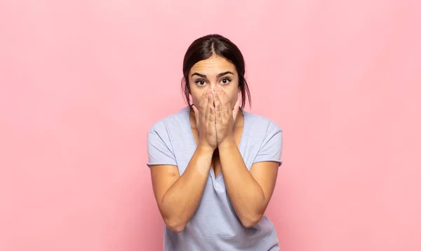 Bella Giovane Donna Sente Preoccupato Sconvolto Spaventato Coprendo Bocca Con — Foto Stock