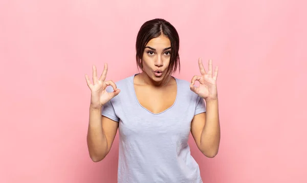 Bella Giovane Donna Sente Scioccato Stupito Sorpreso Mostrando Approvazione Facendo — Foto Stock