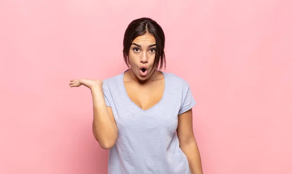 Bella Giovane Donna Guardando Sorpreso Scioccato Con Mascella Caduto Tenendo — Foto Stock