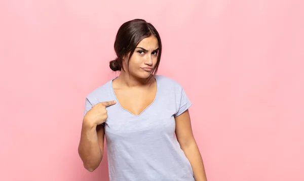 Mooie Jonge Vrouw Zoek Trots Zelfverzekerd Gelukkig Glimlachend Wijzend Naar — Stockfoto