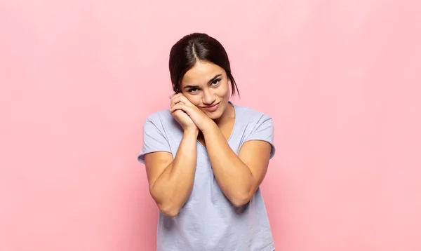 Mooie Jonge Vrouw Gevoel Liefde Zoek Schattig Schattig Gelukkig Lachend — Stockfoto