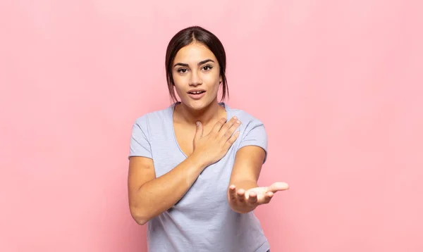 幸せを感じて恋をしている若い女性が心の隣で手を合わせて笑顔で — ストック写真