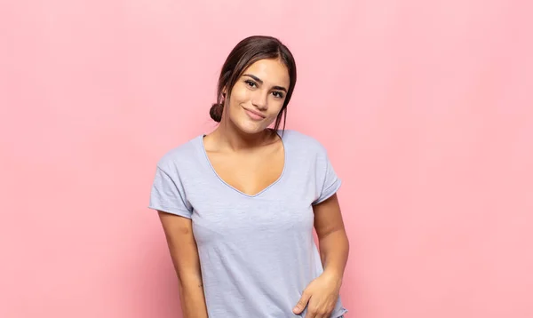 Pretty Young Woman Smiling Cheerfully Casually Positive Happy Confident Relaxed — Stock Photo, Image