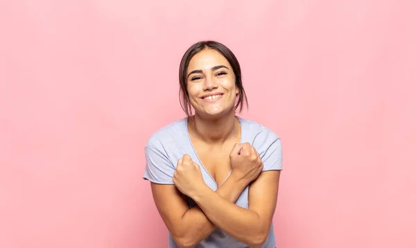 Jovem Bonita Sorrindo Alegremente Comemorando Com Punhos Apertados Braços Cruzados — Fotografia de Stock