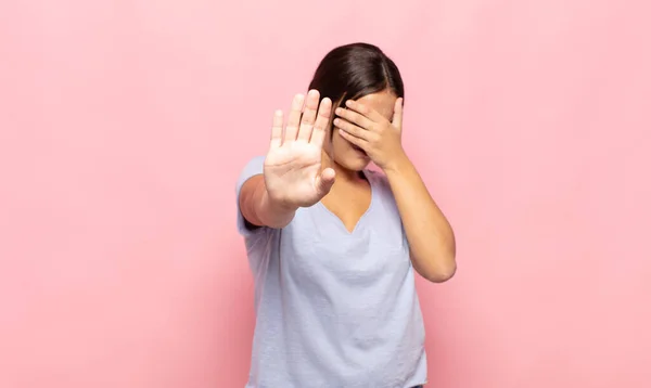 여성이 손으로 얼굴을 가리고 앞으로 내밀어 카메라를 멈추게 사진이나 사진을 — 스톡 사진