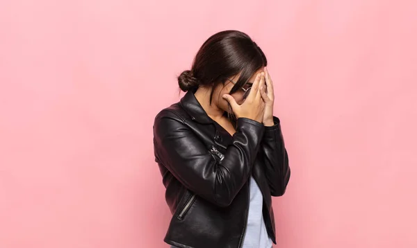 Mooie Jonge Vrouw Bedekken Ogen Met Handen Met Een Trieste — Stockfoto